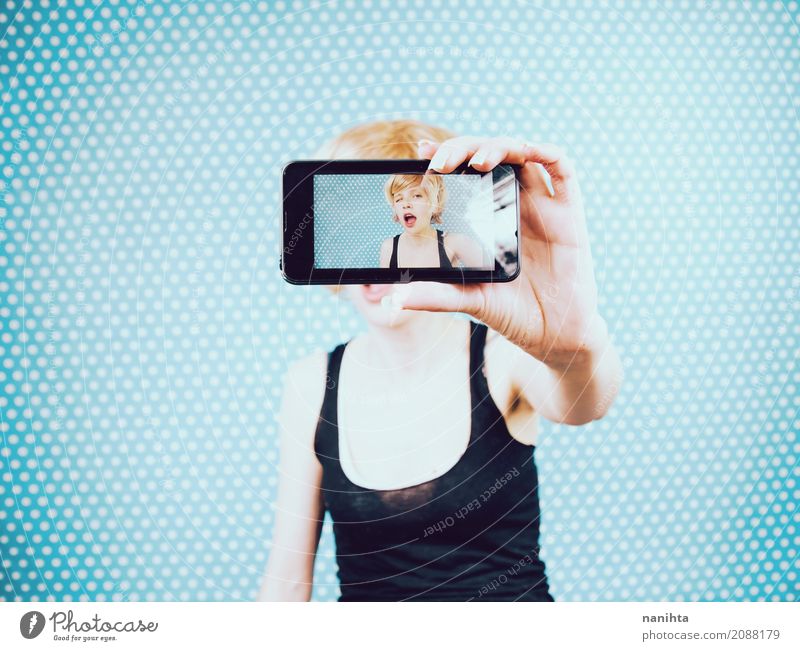Junge Frau, die ein Selbstporträt mit ihrem Handy nimmt Lifestyle Leben Fotografie Selbstportrait Mensch feminin Jugendliche 1 18-30 Jahre Erwachsene T-Shirt