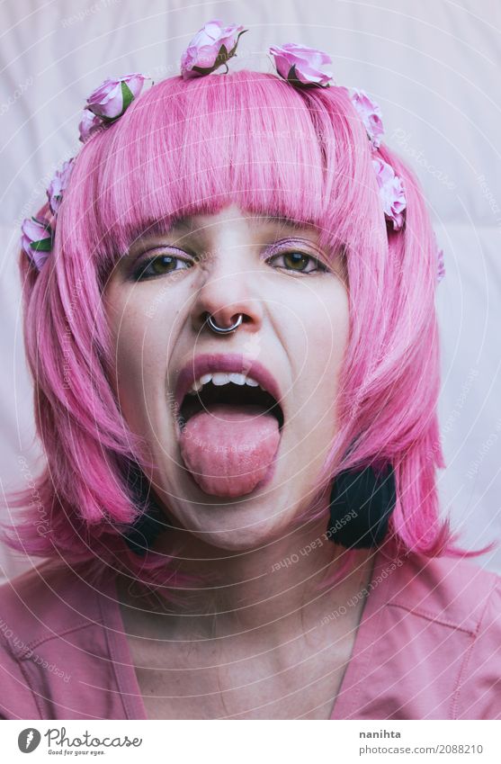 Junge Frau mit rosa Haaren klebt ihre Zunge heraus Lifestyle exotisch feminin Jugendliche 1 Mensch 18-30 Jahre Erwachsene Kunst Künstler Blume Rose Schmuck