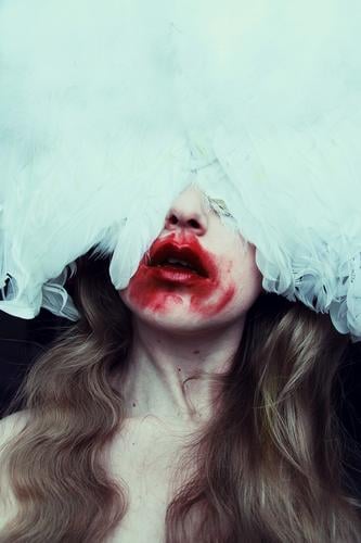 Vampir Porträt für Halloween-Nacht Lippenstift Karneval feminin Junge Frau Jugendliche 1 Mensch 18-30 Jahre Erwachsene Kunst Künstler Kunstwerk Fotografie blond