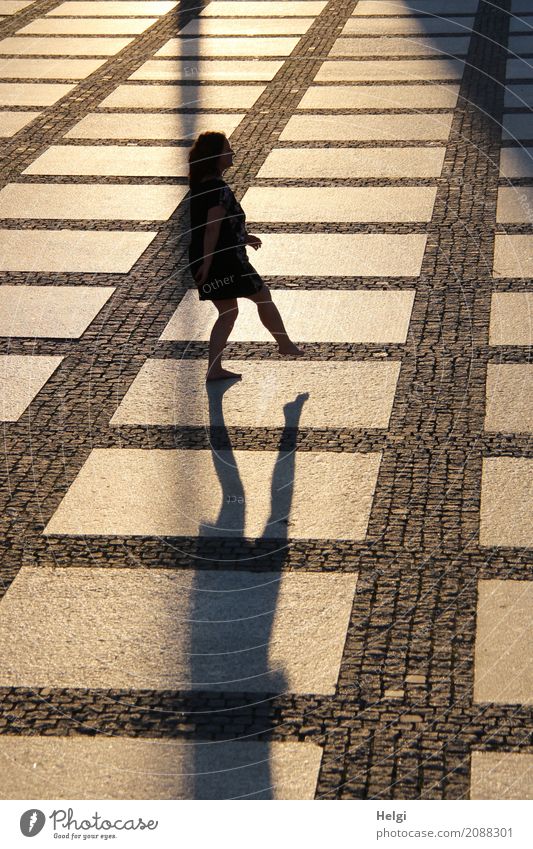 Silhouette einer auf einem Bein stehenden Frau auf einem großen gepflasterten Platz im Gegenlicht mit Schatten Mensch feminin Erwachsene 1 45-60 Jahre Chemnitz