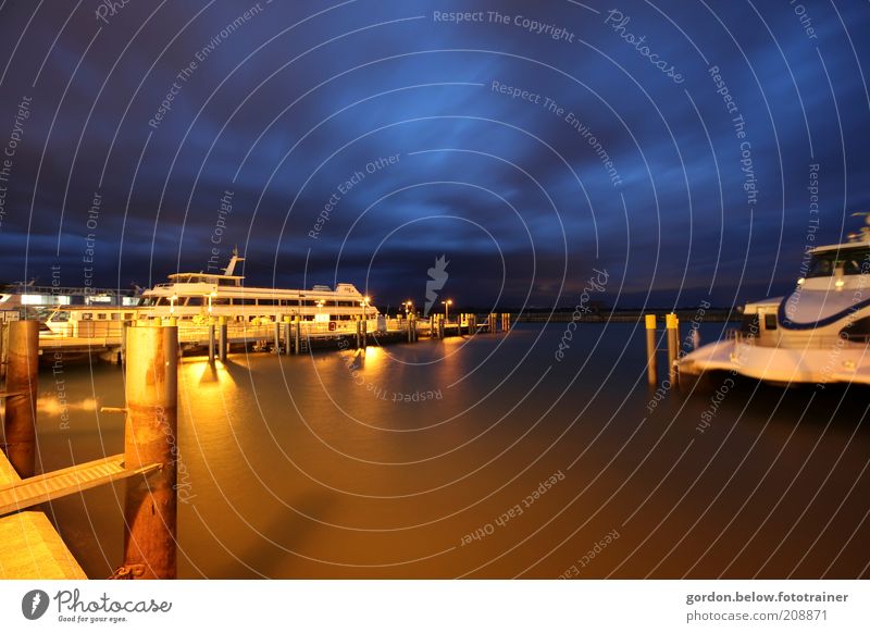12 Uhr Nachts Himmel Wolken Nachthimmel See Bodensee Verkehrsmittel Schifffahrt Bootsfahrt Passagierschiff Hafen blau gold Farbfoto Außenaufnahme Menschenleer