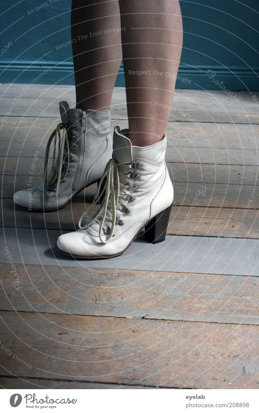 These boots are made... (2.Gang) Mensch feminin Frau Erwachsene Jugendliche Haut Beine Fuß 1 Haus Gebäude Mauer Wand elegant frech frisch hoch Mode Schuhe