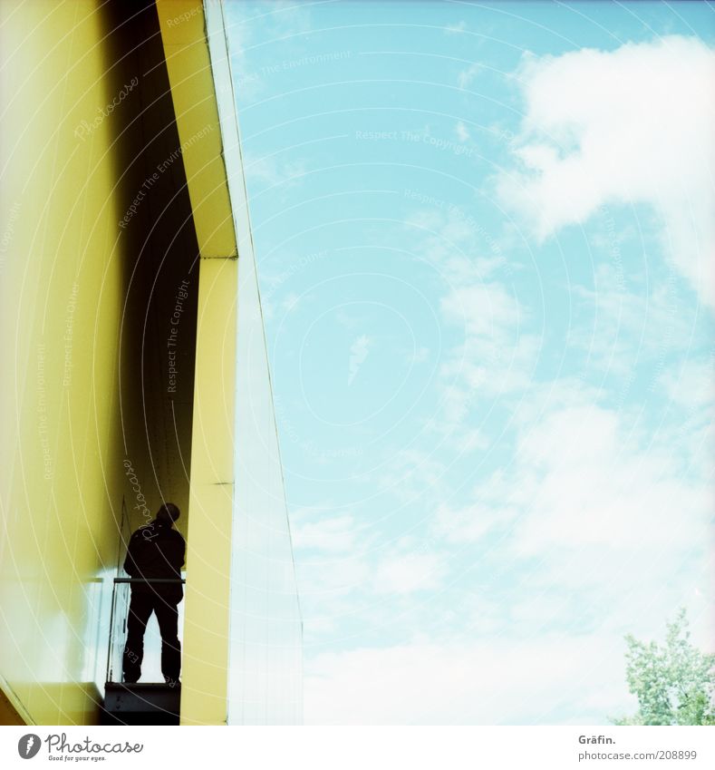 [H 10.1] Schwarzer Mann im gelben Pavillon Traumhaus Mensch maskulin Himmel Wolken Expo 2000 Haus Fassade stehen hell blau Design entdecken Surrealismus