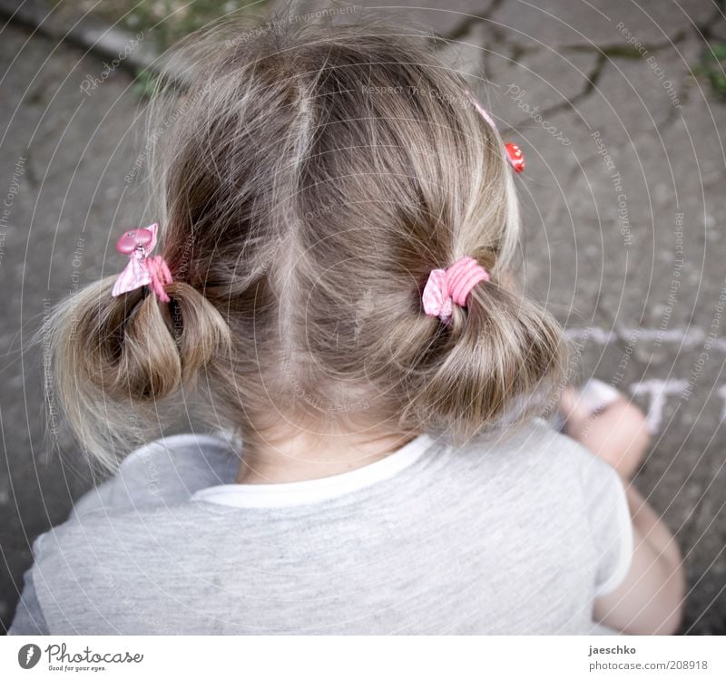 Kind mit Kreide Kleinkind Mädchen Kopf Haare & Frisuren 1 Mensch 3-8 Jahre Kindheit zeichnen Spielen geduldig ruhig Konzentration Spange rosa malen Kreativität