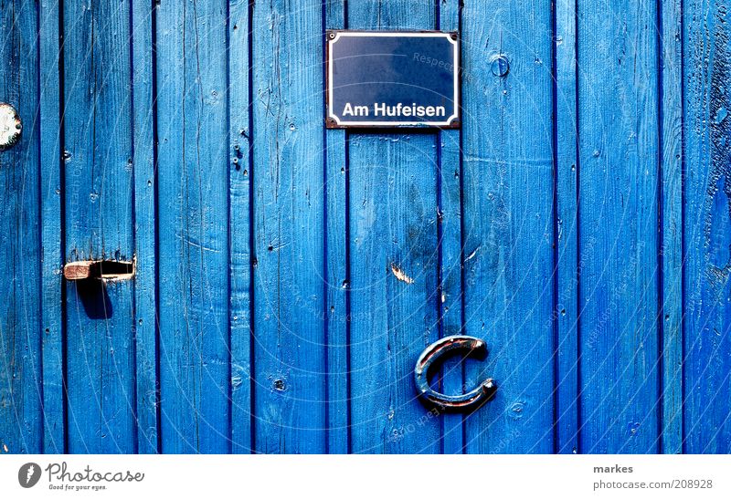 @home Tür blau Glück Farbe Surrealismus Hufeisen Namensschild Schlaglicht Farbfoto Außenaufnahme Menschenleer Tag Sonnenlicht Starke Tiefenschärfe
