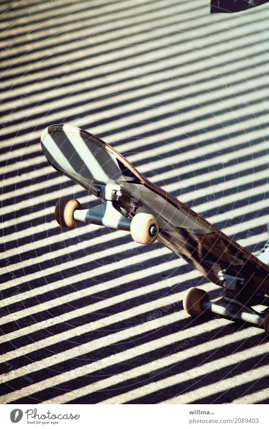 Skateboard Skateboarding Freizeit & Hobby gestreift Licht & Schatten trendy diagonal Skaterbahn Muster Licht und Schatten