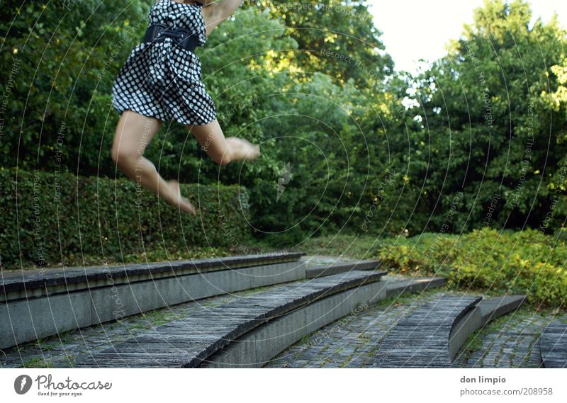 fast weg... Sommer feminin Junge Frau Jugendliche Leben 1 Mensch 18-30 Jahre Erwachsene Balletttänzer Park Mode fliegen springen frei frisch dünn Fitness