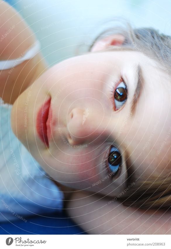 AugenBlick elegant Mensch Kind Mädchen 1 3-8 Jahre Kindheit Kleid brünett liegen schön weich blau weiß Reinheit Farbfoto Außenaufnahme Tag Blick in die Kamera