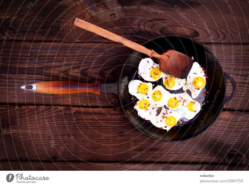 Gebratene Wachteleier Fleisch Kräuter & Gewürze Essen Frühstück Pfanne Löffel Tisch Küche Holz natürlich oben retro braun Ei Eigelb Protein Bratpfanne
