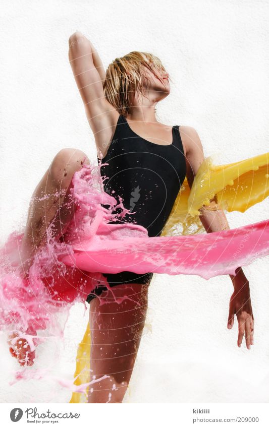 farbig feminin Junge Frau Jugendliche 1 Mensch Tanzen Bikini Badeanzug blond kurzhaarig Wasser Tropfen Bewegung springen Gesundheit Flüssigkeit nass gelb rosa