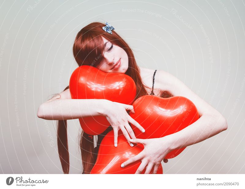 Junge Rothaarigefrau, die Herzballone umarmt schön Gesundheit Gesundheitswesen Wellness Wohlgefühl Valentinstag Mensch feminin Junge Frau Jugendliche 1