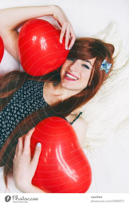 Die junge Rothaarigefrau, die rotes Herz umarmt, formte Ballone Lifestyle schön Wellness Leben Wohlgefühl Party Veranstaltung Valentinstag Mensch feminin