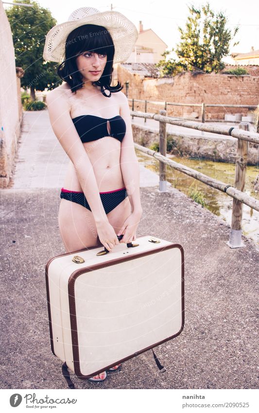 Junge Frau, die einen Bikini trägt und einen Koffer anhält Lifestyle Stil Körper Ferien & Urlaub & Reisen Tourismus Ausflug Freiheit Sommer Sommerurlaub Mensch
