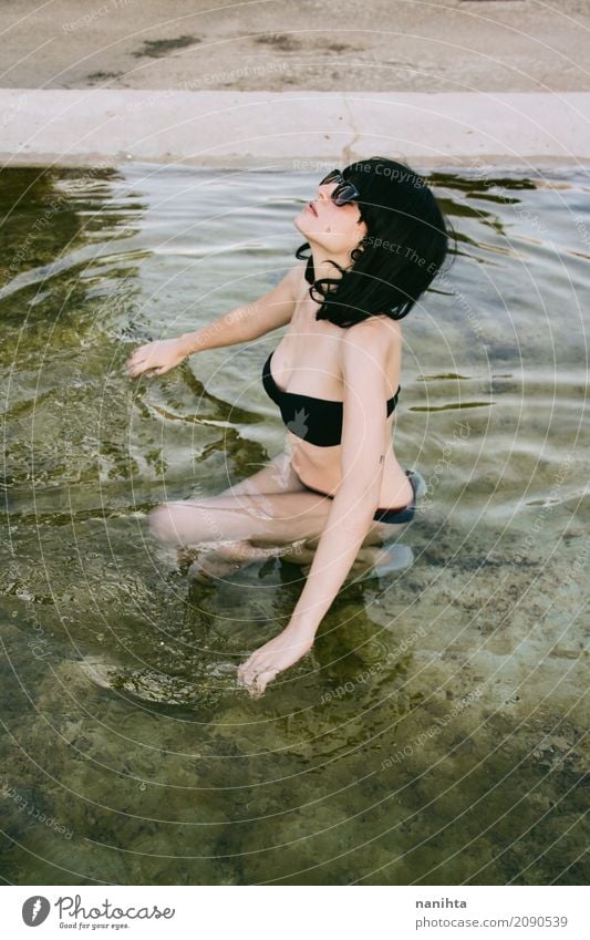 Junge Frau, die ein Bad in einem natürlichen Pool am Sommer genießt Lifestyle elegant Stil Körper Schwimmbad Ferien & Urlaub & Reisen Tourismus Ausflug Freiheit