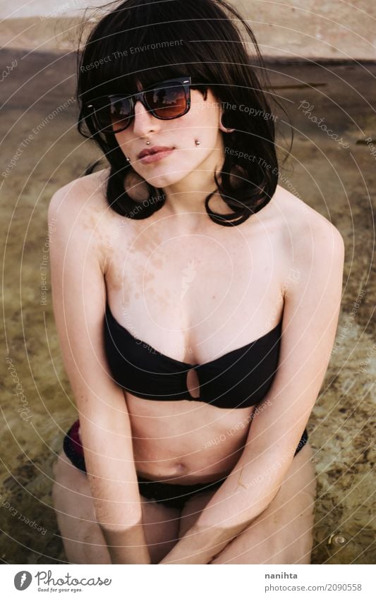 Junge schöne Frau, die einen schwarzen Bikini trägt Lifestyle elegant Stil Körper Ferien & Urlaub & Reisen Ausflug Sommer Sommerurlaub Sonnenbad Mensch feminin