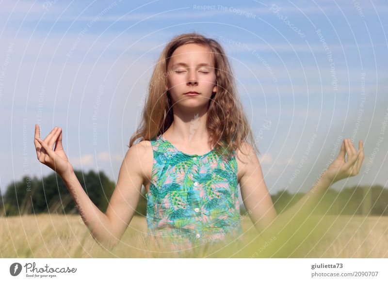 World peace through meditation Mädchen Leben 1 Mensch 8-13 Jahre Kind Kindheit 13-18 Jahre Jugendliche Wolkenloser Himmel Sonnenlicht Sommer Schönes Wetter Feld