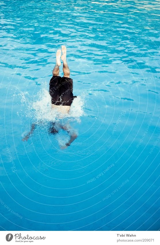 Eintauchen Freizeit & Hobby Sport Wassersport Mensch maskulin Junger Mann Jugendliche Beine Fuß springen platschen Wasseroberfläche Schwimmbad Kopfsprung Sommer