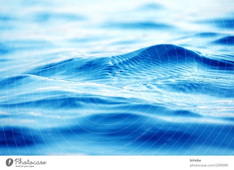 gefühlte 250... Umwelt Wasser Wellen frisch blau Schwimmbad kühlen Erfrischung Detailaufnahme Reflexion & Spiegelung Wasseroberfläche Menschenleer nass