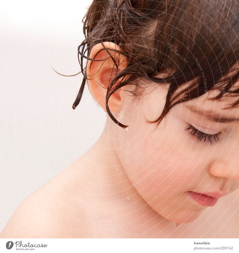 reinheit Körperpflege Haare & Frisuren Schwimmen & Baden Mensch Kind Junge Kindheit Ohr 1 3-8 Jahre nackt nass Sauberkeit rosa weiß Zufriedenheit Reinheit