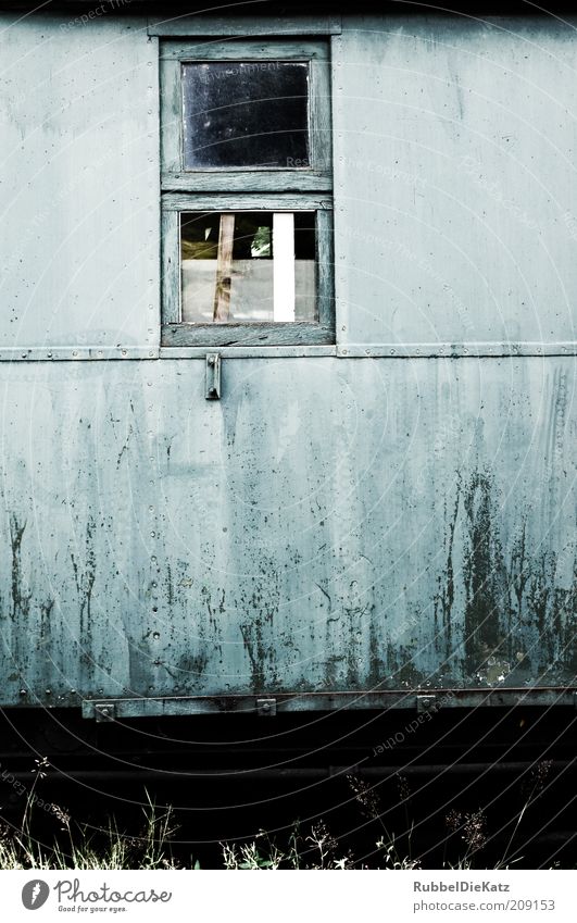 Zeit ist schön Bauwagen Holz Metall Rost alt dreckig historisch retro blau schwarz Farbe Farbfoto Gedeckte Farben Außenaufnahme Abend Kontrast