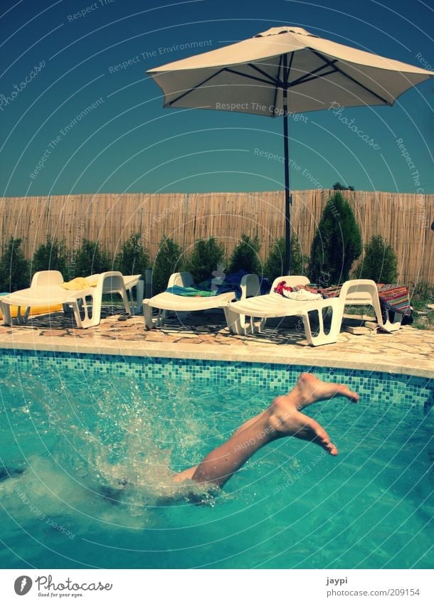 Platsch Freizeit & Hobby Schwimmbad Wasser Ferien & Urlaub & Reisen Sommer Sommerurlaub Sonne Wellen tauchen Mädchen 1 Mensch springen sportlich Coolness