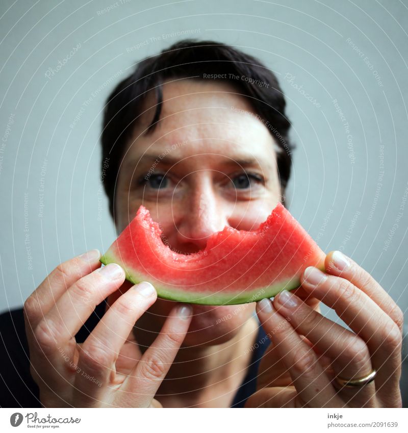 Happy smiling caucasian Woman woke up holding watermelon ! Frucht Wassermelone Melonen Ernährung Essen Bioprodukte Vegetarische Ernährung Fingerfood Lifestyle