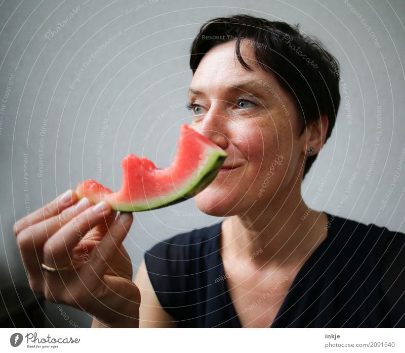 Amused happy smiling caucasian woman still chewing watermelon Frucht Wassermelone Melonen Ernährung Essen Bioprodukte Vegetarische Ernährung Slowfood Fingerfood