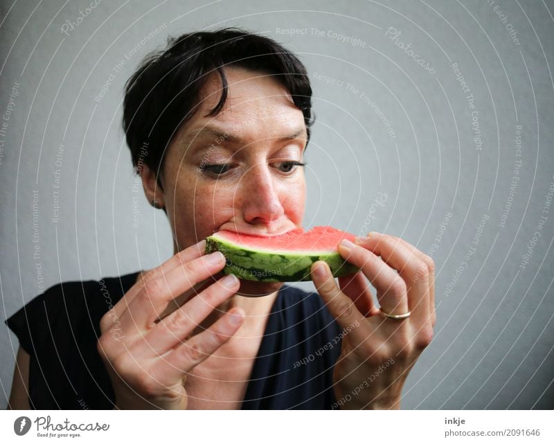 Not so beautiful looking but happy caucasian woman eating Frucht Wassermelone Melonen Ernährung Essen Bioprodukte Vegetarische Ernährung Fingerfood Frau