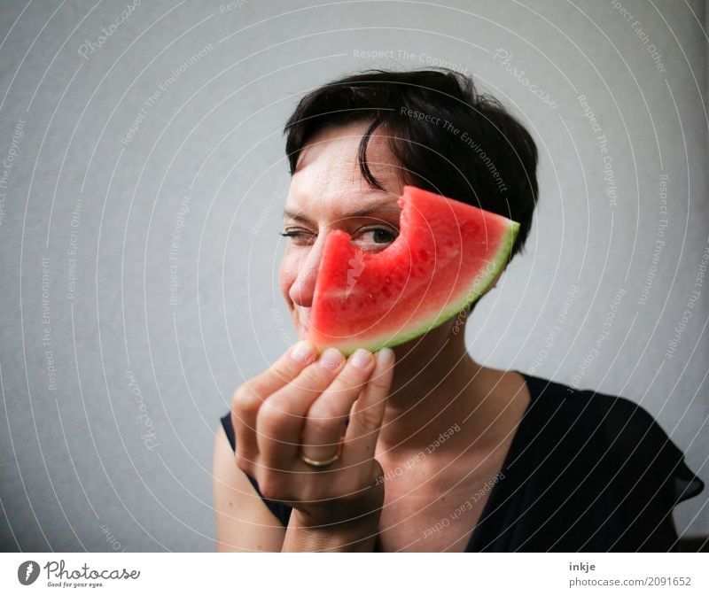 funny happy caucasian woman looking through watermelon Frucht Melonen Wassermelone Ernährung Essen Bioprodukte Vegetarische Ernährung Fingerfood Lifestyle