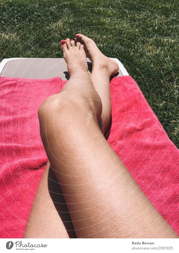 Schönes Mädchen, das ihre Füße auf rosa Tuch im Gras sich entspannt Lifestyle exotisch schön Körper Pediküre Wellness Erholung Spa Freiheit Sommer Sonnenbad