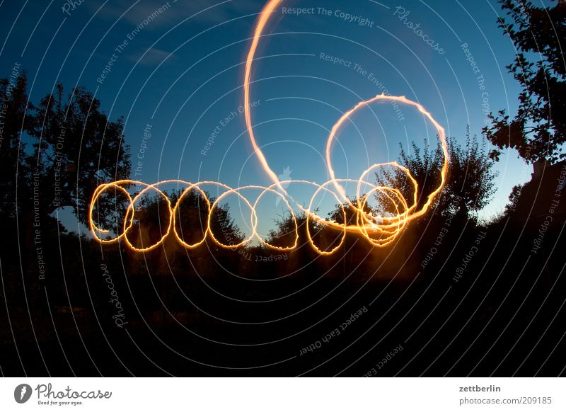 Schlingel Linie zeichnen Dynamik Illumination Leuchtspur Lichtspiel Zauberei u. Magie Kreis Spirale Lichterscheinung Himmel Farbfoto Außenaufnahme Experiment