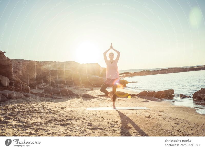 yoga mit der sonne im rücken harmonisch Wohlgefühl Zufriedenheit Sinnesorgane Erholung ruhig Meditation Freizeit & Hobby Ferien & Urlaub & Reisen Sommer