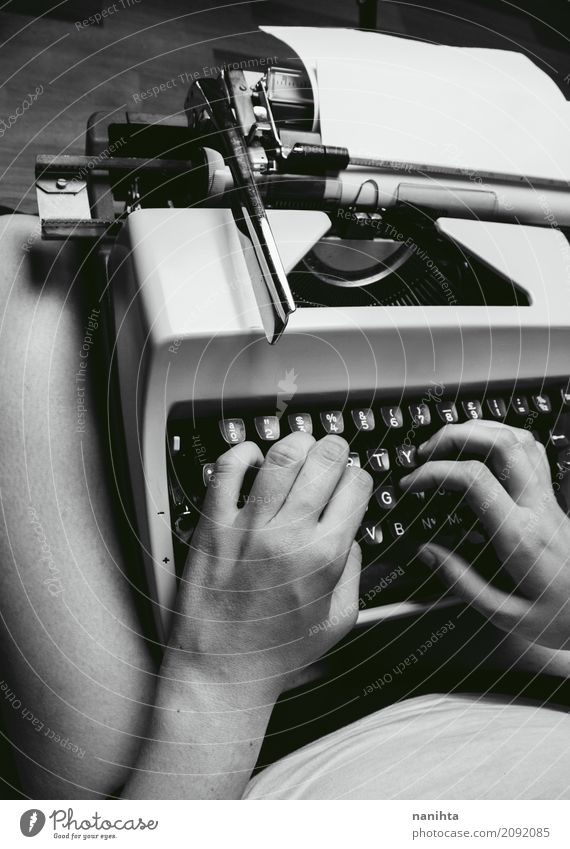 Jemand schreibt in eine alte Schreibmaschine Lifestyle Arbeitsplatz Büro Tastatur Mensch androgyn Jugendliche Erwachsene 1 18-30 Jahre Kunst Künstler Kultur