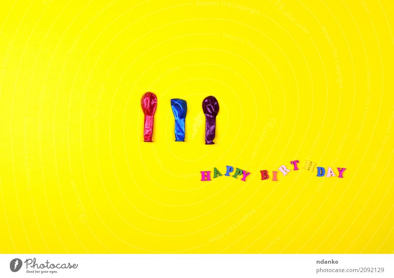 Geburtstagszeichen und drei Ballone Dekoration & Verzierung Feste & Feiern Holz genießen hell gelb rot Fröhlichkeit Farbe Gruß Zeichen Feiertag