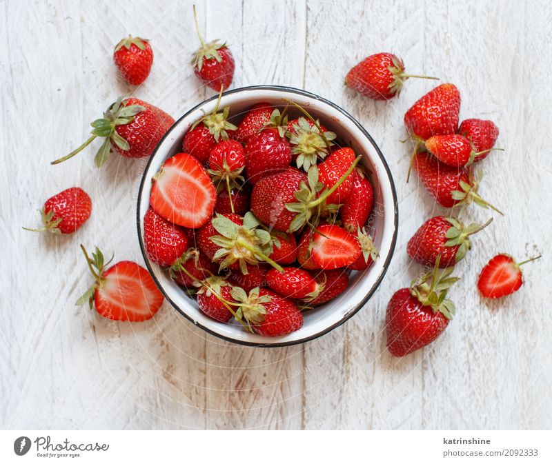 Erdbeeren in einer Schüssel auf einem weißen Holztisch Frucht Dessert Diät Schalen & Schüsseln Sommer Tisch frisch hell lecker natürlich saftig rot Farbe Beeren