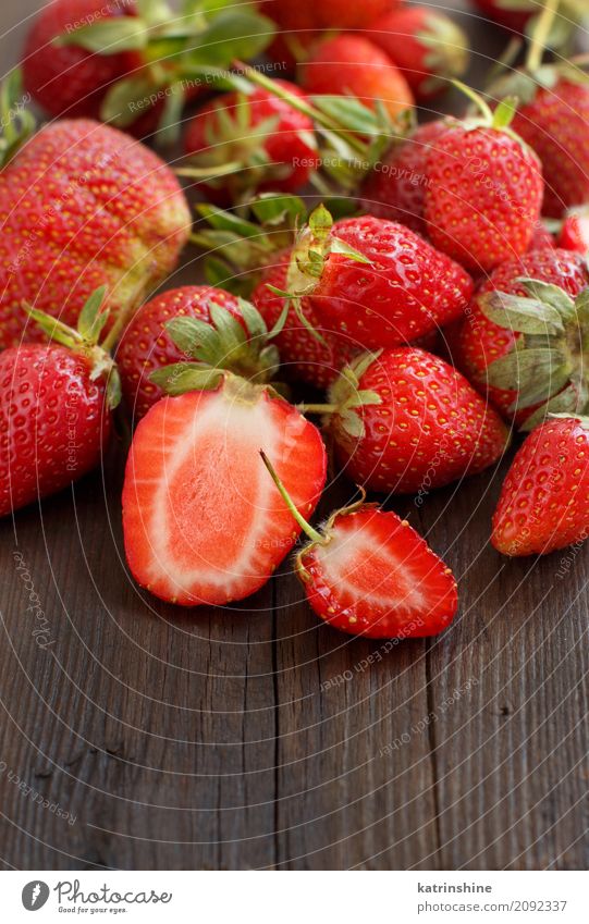Erdbeeren schließen oben auf einem dunklen Holztisch Frucht Dessert Diät Sommer Tisch Menschengruppe frisch hell lecker natürlich saftig braun rot Farbe Beeren
