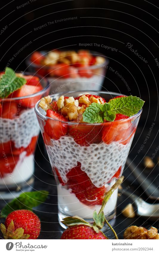 Chia Pudding Erdbeerparfait mit griechischem Joghurt und Nüssen Frucht Dessert Frühstück Diät Glas Löffel rot weiß Beeren Müsli Samen Molkerei Feinschmecker