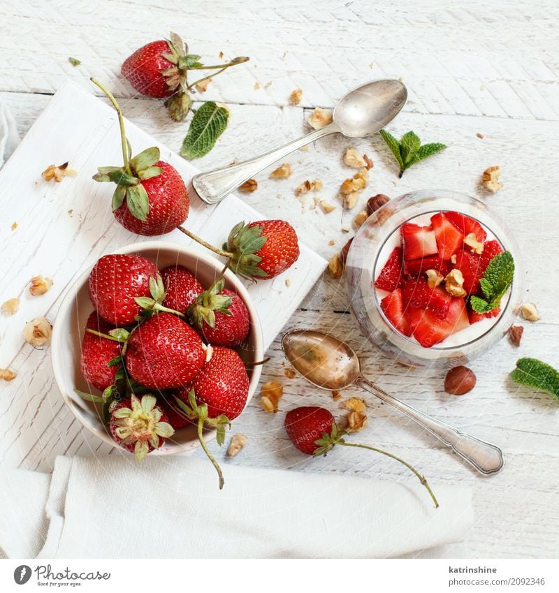 Chia Pudding Erdbeerparfait mit griechischem Joghurt und Nüssen Frucht Dessert Frühstück Diät Schalen & Schüsseln Glas Löffel rot weiß Beeren Müsli Samen
