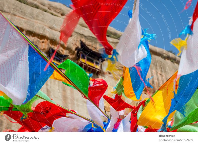 Mati Si-Tempel mit bunten betenden Flaggen, China Meditation Ferien & Urlaub & Reisen Tourismus Kultur Felsen Gebäude Architektur Denkmal Fahne alt historisch