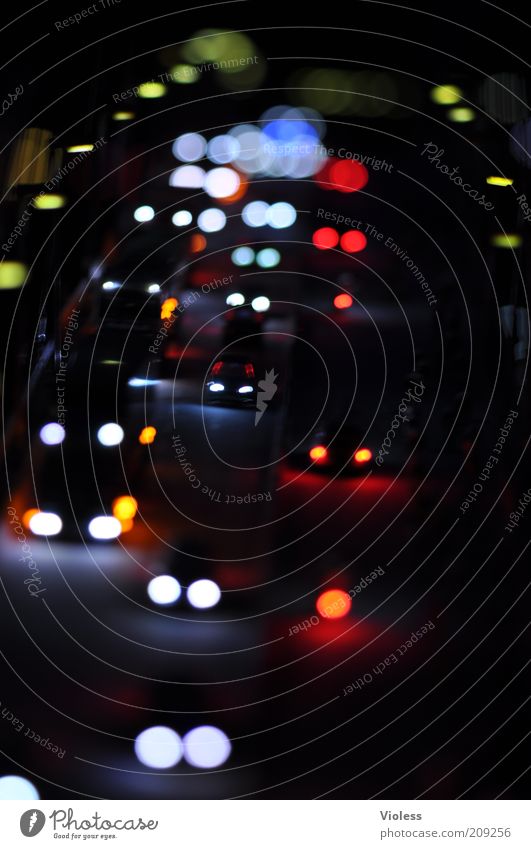 Miniatur-Wunderland Modellbau Verkehr Autofahren Straße PKW leuchten Farbfoto Makroaufnahme Experiment Kunstlicht Unschärfe Nacht Autoscheinwerfer Berufsverkehr