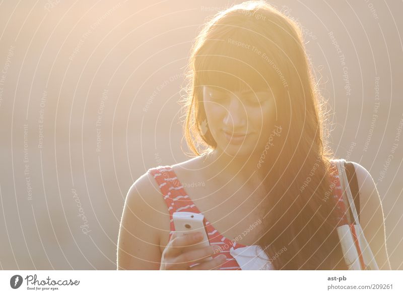 angenehme sms Freiheit Telefon Handy Bildschirm Telekommunikation Mensch Junge Frau Jugendliche Erwachsene 1 lesen Blick positiv Gefühle SMS Telefonbuch