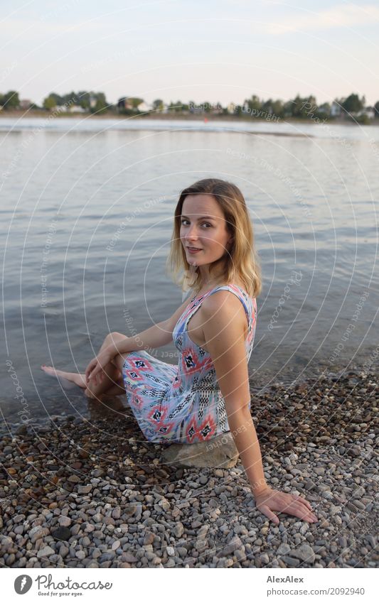 Junge Frau sitzt am Rheinufer mit den Füßen im Wasser Lifestyle Freude schön Leben Wohlgefühl Ausflug Jugendliche 18-30 Jahre Erwachsene Landschaft Sommer