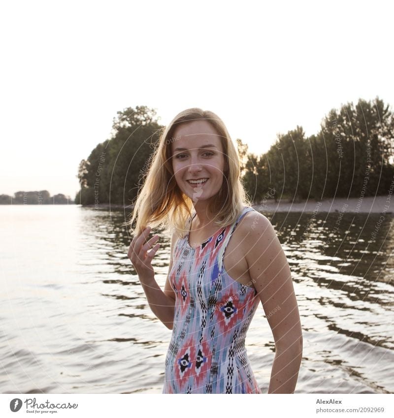 Junge Frau im Sommerkleid geht in den Rhein Lifestyle Glück schön Leben Wohlgefühl Ausflug Jugendliche Gesicht 18-30 Jahre Erwachsene Umwelt Landschaft Wasser