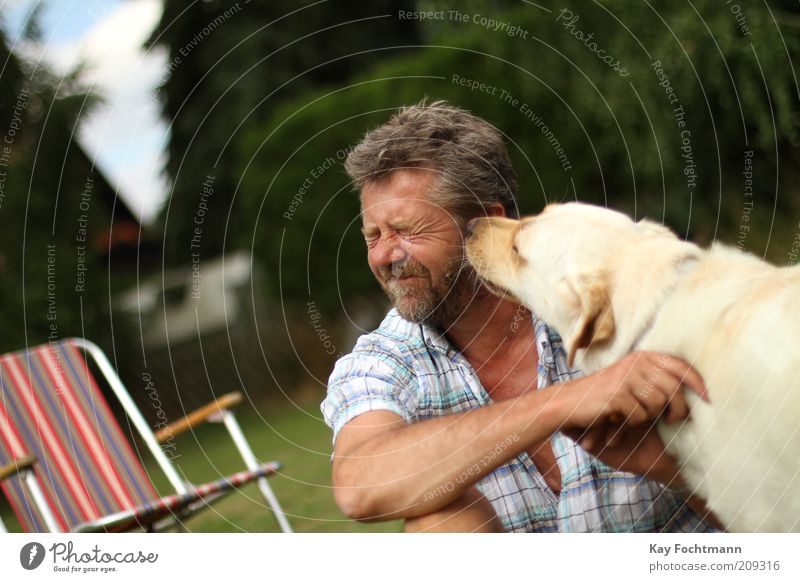 katzen...äh..hundewäsche Garten Mensch maskulin Mann Erwachsene 1 45-60 Jahre Hemd brünett kurzhaarig Vollbart Haustier Hund Tier sitzen frech Zusammenhalt