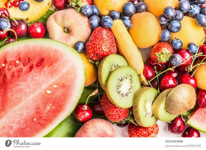Wassermelone und andere Sommerfrüchte Lebensmittel Frucht Dessert Ernährung Bioprodukte Vegetarische Ernährung Diät kaufen Stil Design Gesunde Ernährung Garten