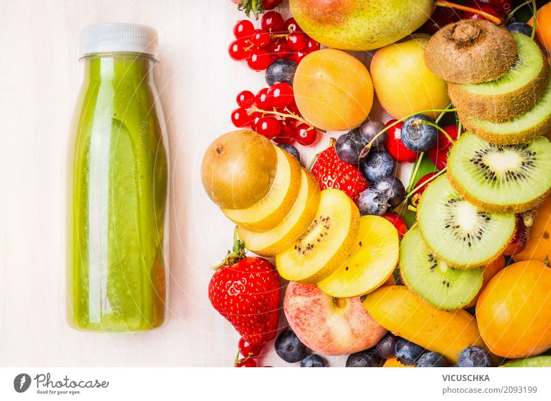 Grüner Smoothie oder Saft mit verschiedenen Früchten und Beeren Lebensmittel Frucht Getränk Erfrischungsgetränk Lifestyle Stil Design Gesundheit