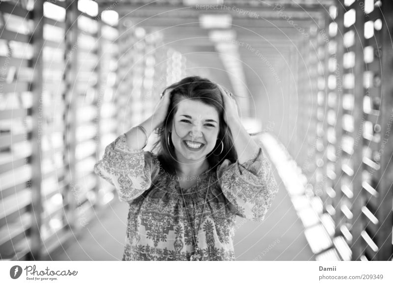 Loving life in Kansas City! Freude feminin Junge Frau Jugendliche 1 Mensch Brücke lachen leuchten authentisch frei Fröhlichkeit Glück natürlich Lebensfreude