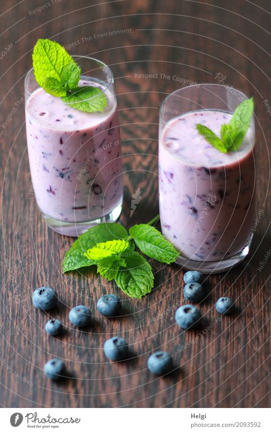 zwei Drinks ... Lebensmittel Frucht Kräuter & Gewürze Blaubeeren Minze Ernährung Bioprodukte Getränk Milch Glas Holz liegen stehen ästhetisch frisch Gesundheit