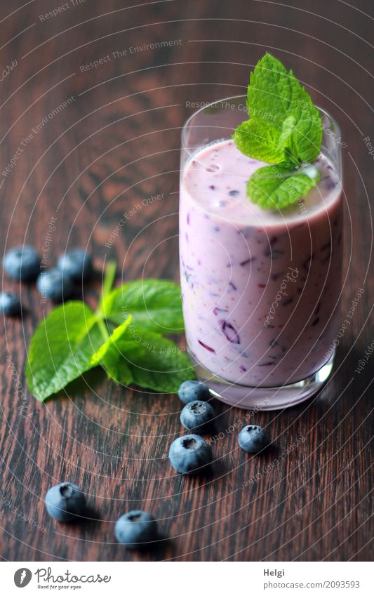 Erfrischungsdrink Lebensmittel Frucht Kräuter & Gewürze Blaubeeren Milchshake Getränk Erfrischungsgetränk Glas Holz liegen stehen ästhetisch Gesundheit
