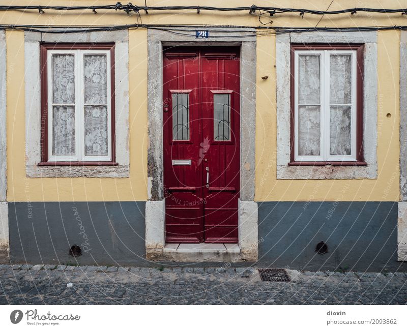 home Städtereise Lissabon Portugal Stadt Hauptstadt Hafenstadt Menschenleer Haus Einfamilienhaus Mauer Wand Fassade Fenster Tür Briefkasten Vorhang